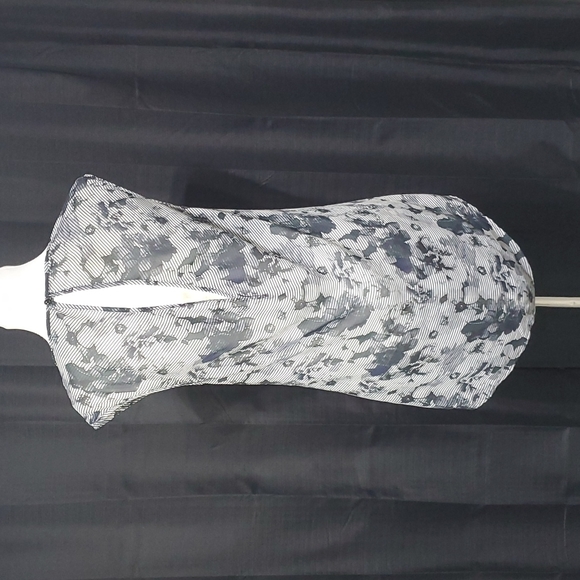 Sheer floral hi Low sleeveless blouse - Picture 4 of 4